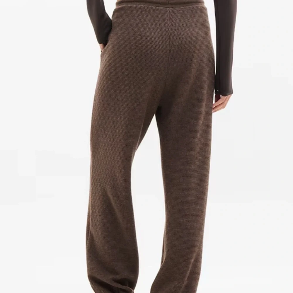 Athleta  Medium Cozy Mid-Rise Drawstring Knit Waffle Joggers Pants - Brown - Picture 4 of 10